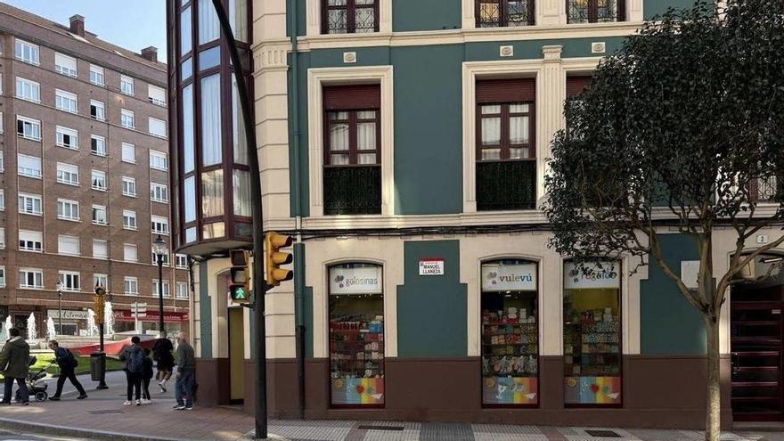 Preocupación en el barrio gijonés de El Llano por robos "prácticamente diarios" en una tienda de regalos: "Estamos hartos"