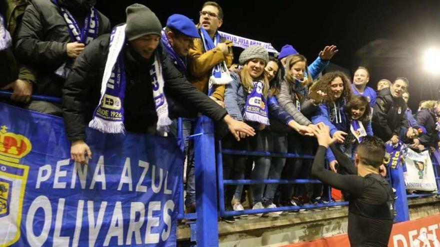 Tejera saluda a los aficionados azules que entraron al estadio del Extremadura.