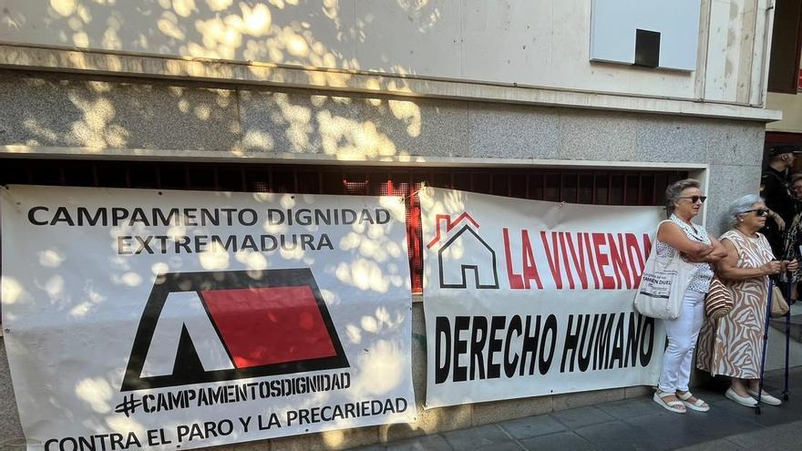 Galería | Así ha sido la manifestación de las familias que ocupan los antiguos pisos de la Guardia Civil en Suerte de Saavedra