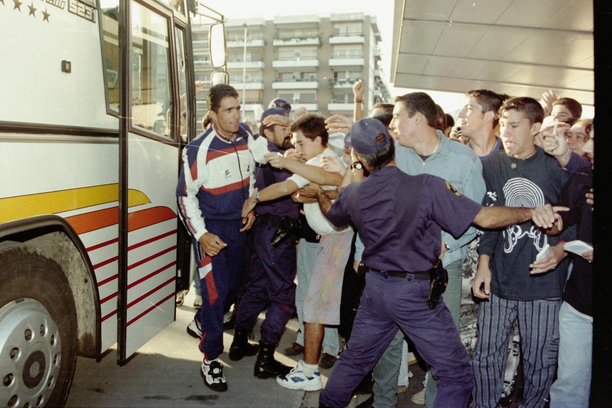 Indurain, rodeado de seguidores y protegido por las fuerzas del orden, a su llegada a la estación del AVE.