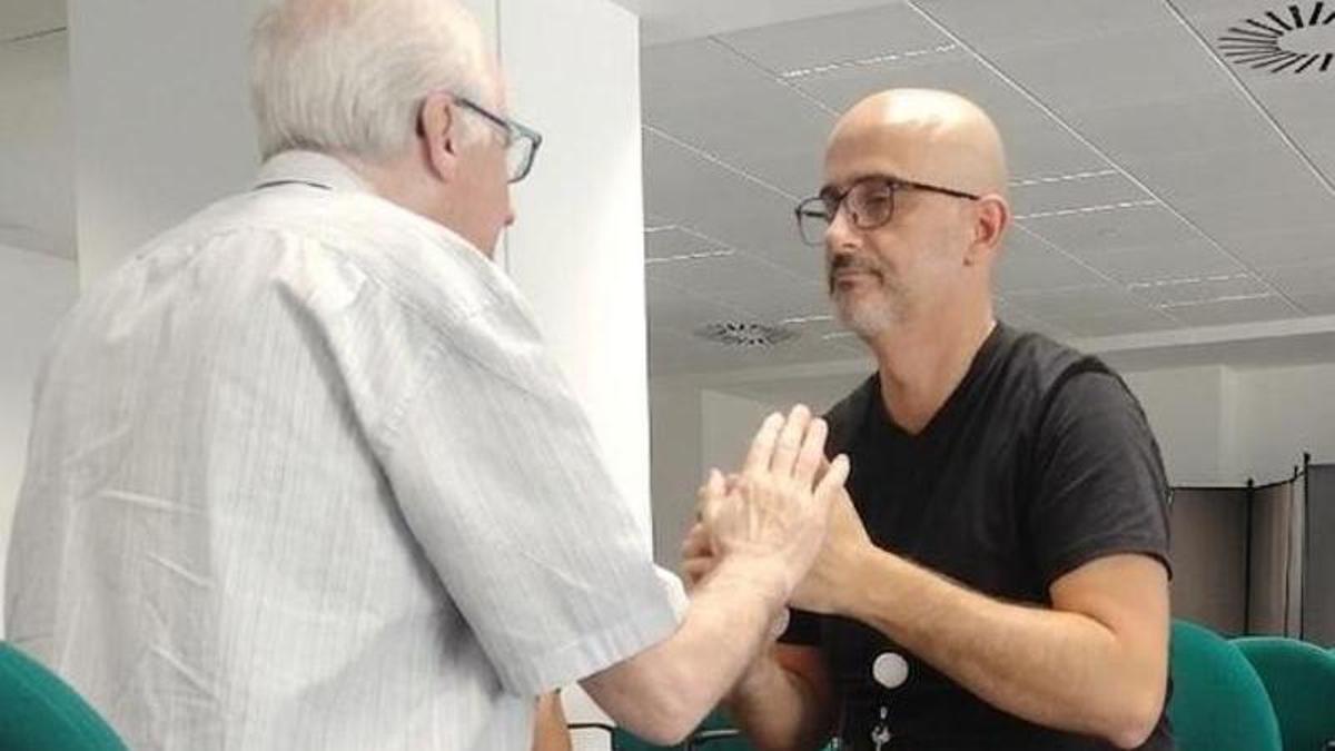 Juan Matas (izquierda), mallorquín con sordoceguera, y Rafa Villén (derecha), su mediador comunicativo.
