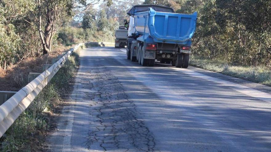 Pavimento hundido en la carretera de Laviana a Peñas