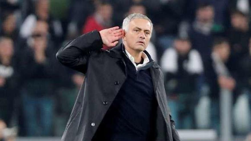 Mourinho se dirige a la grada de Old Trafford tras un triunfo del United.