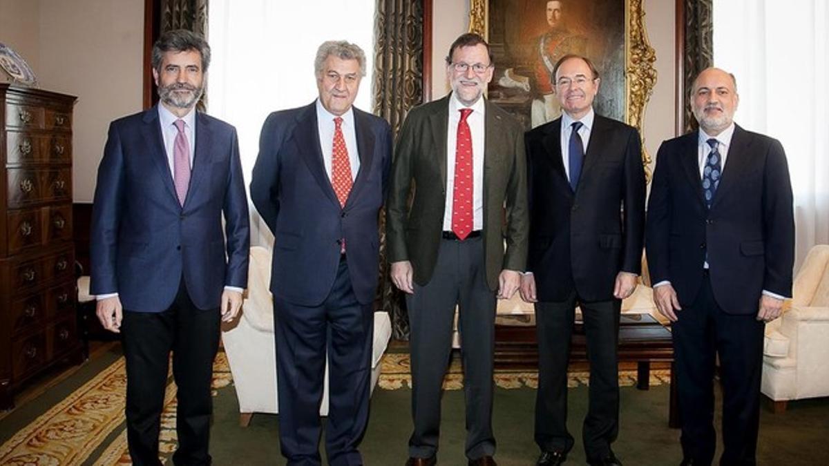 Mariano Rajoy con los representantes de las altas instituciones del Estado durante la comida este martes en el Congreso.