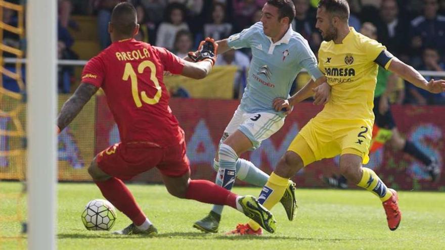 Iago Aspas intenta superar al portero del Villarreal. // LOF