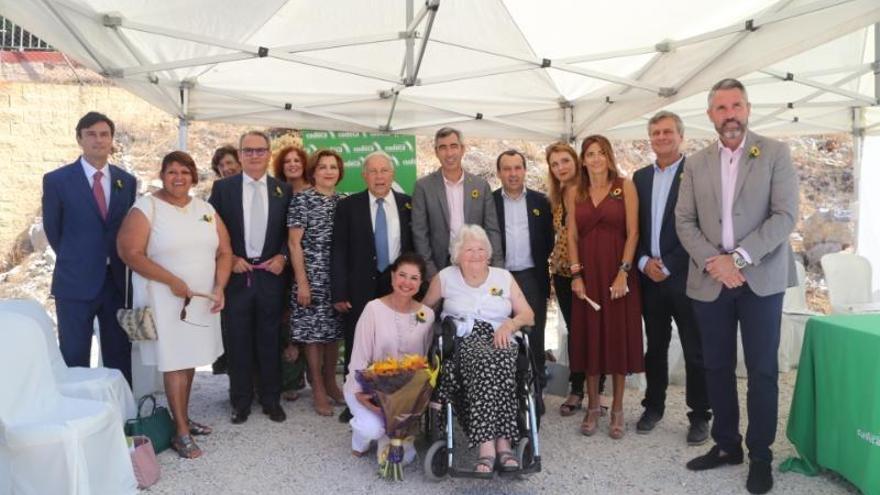 La presidenta de Cudeca, Joan Hunt, y el doctor Yusuf Hamied, junto a diversas autoridades.