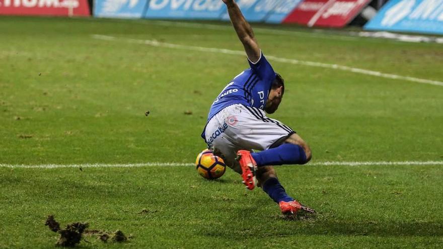 Nando se resbala durante una jugada de ayer en el Carlos Tartiere.