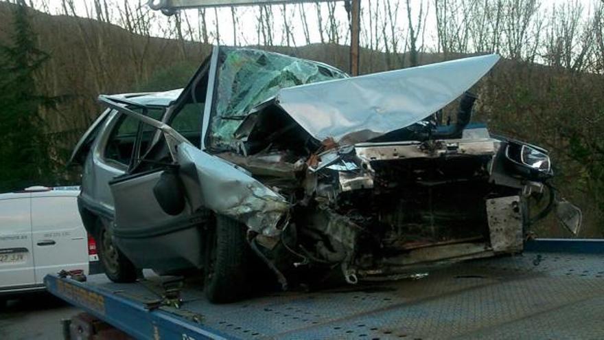 Mor la conductora d&#039;un cotxe a Amer en sortir de la carretera