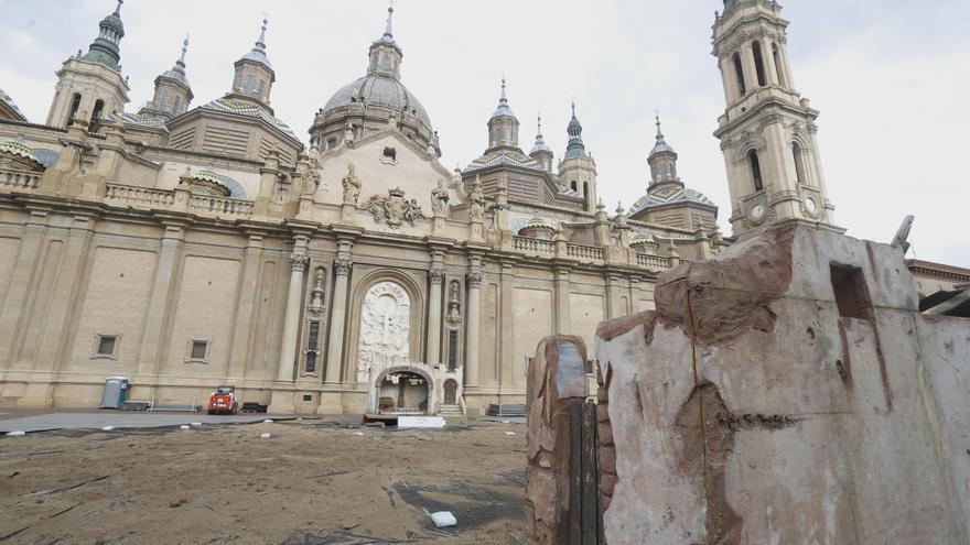 En imágenes | Comienza el montaje del belén de Navidad en la plaza del Pilar