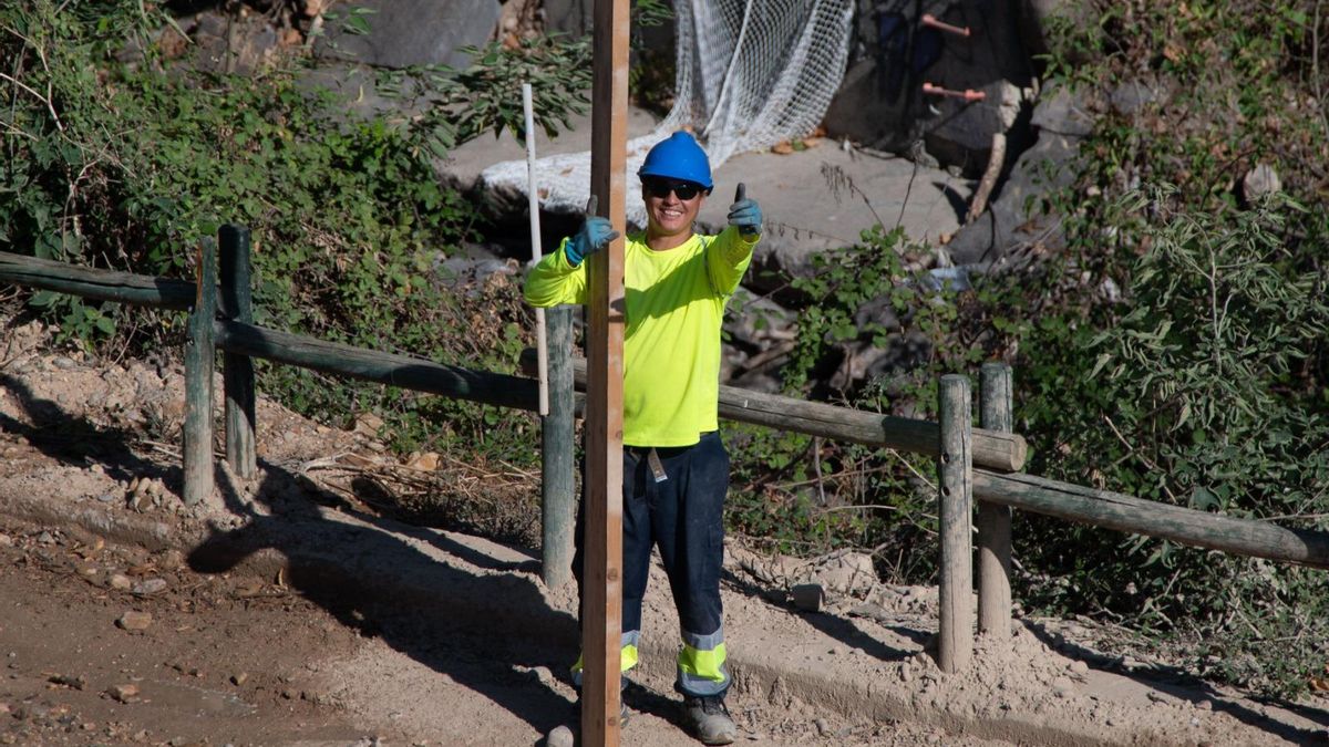 Un joven trabajador con raíces fuera de Aragón en una obra, este martes.