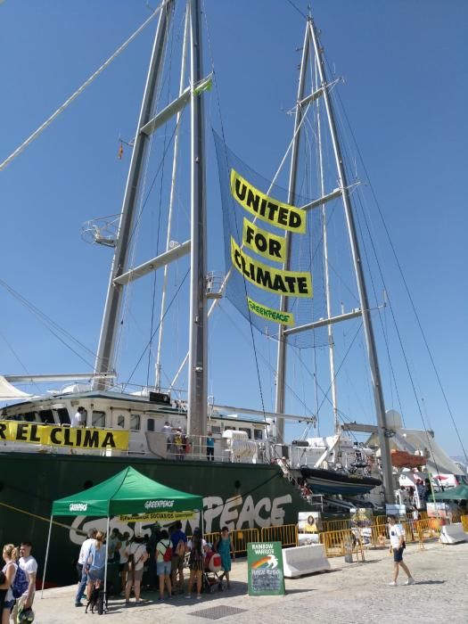 El Rainbow Warrior, buque insignia de Greenpeace, anclaba este sábado en el puerto de Málaga, donde permanecerá varios celebrando jornadas de puertas abiertas para quienes quieran visitarlo