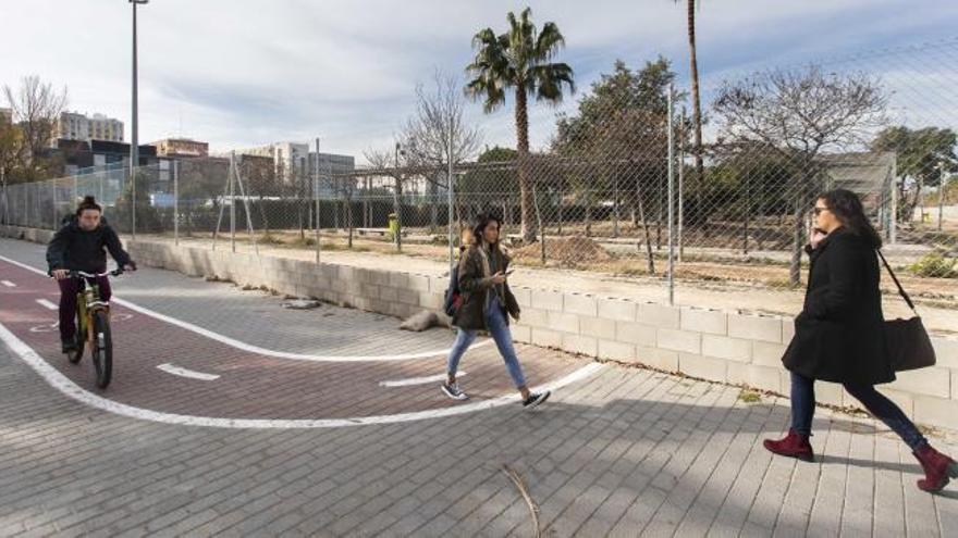 Las obras de vallado de la Universitat de València cortan un tramo de carril bici