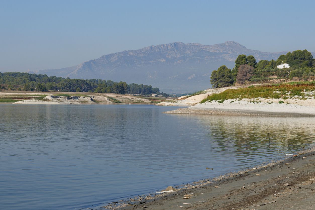 El embalse de Beniarrés frente a la Sierra de Mariola