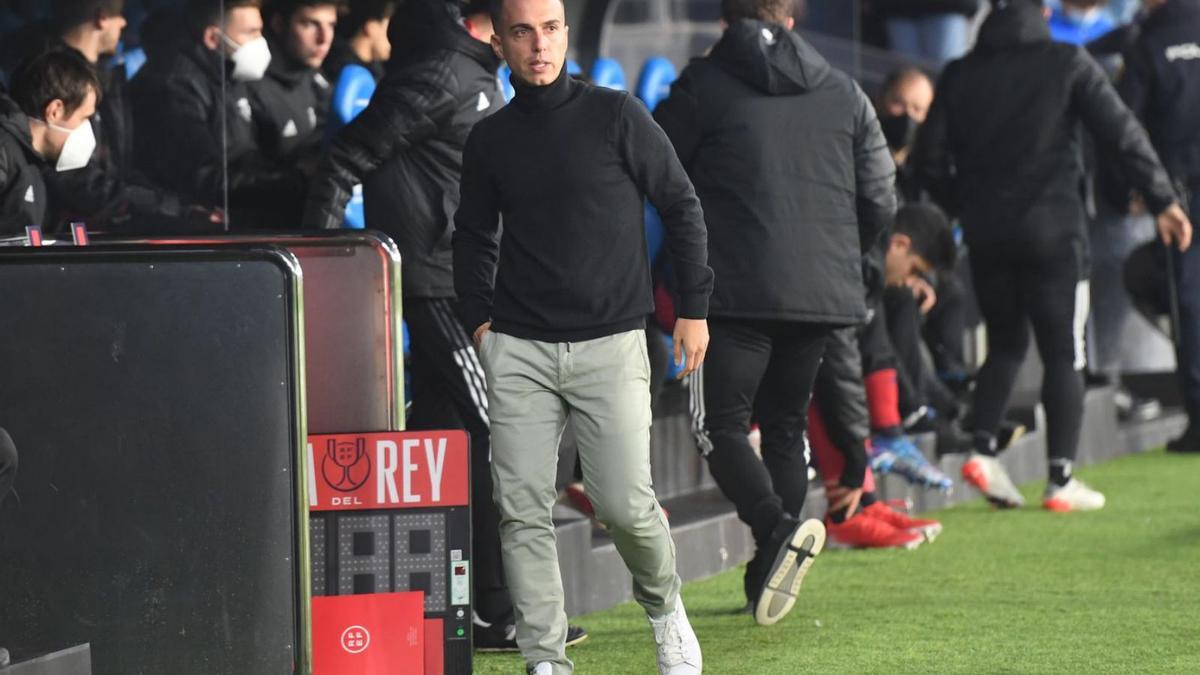 Borja Jiménez, ayer en la banda de Riazor durante el partido. |  // CARLOS PARDELLAS