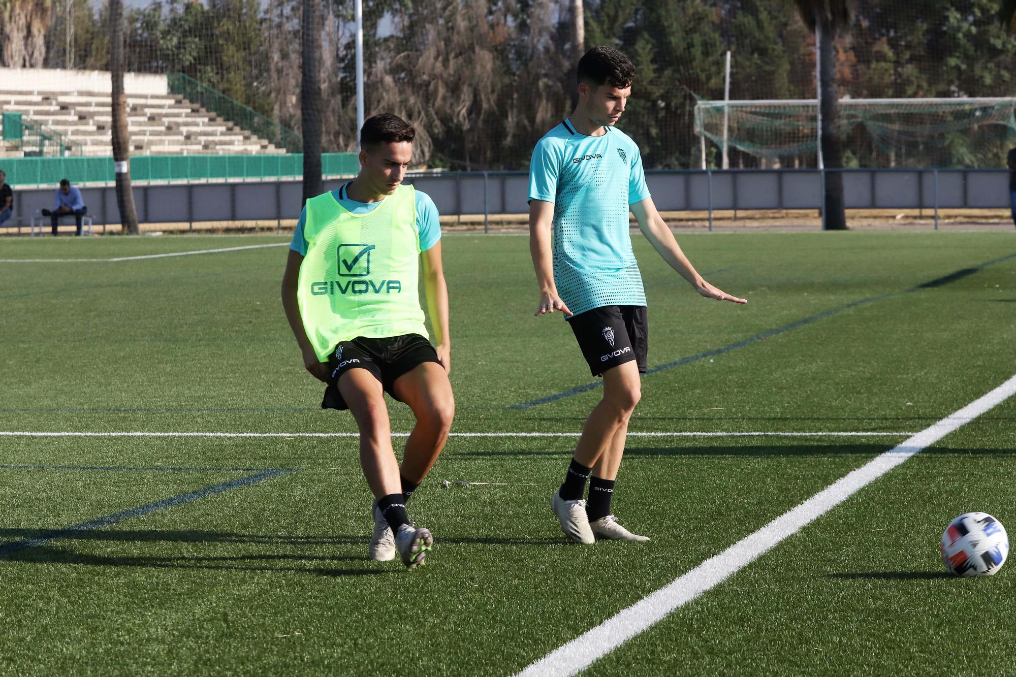 El Córdoba CF se pone a prueba sobre el césped artificial