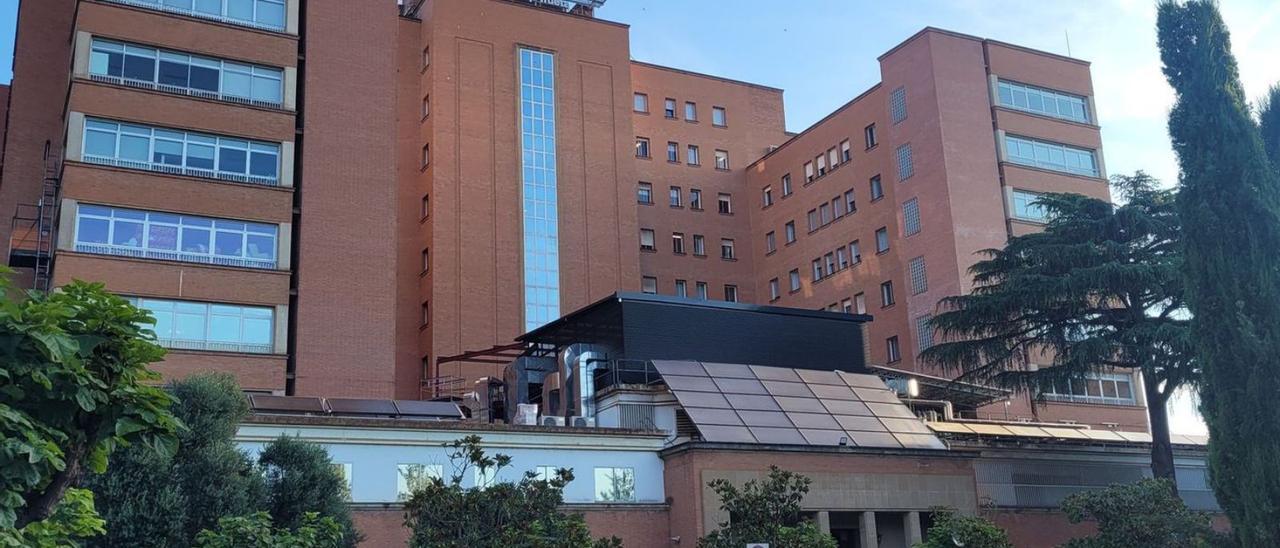 La façana de l’hospital, amb la nova estructura de les unitats de tractament de l’aigua. | HOSPITAL TRUETA