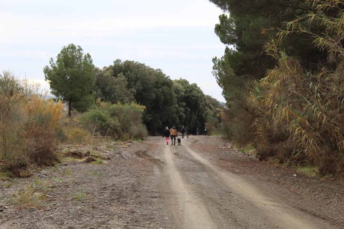 Veïns de Piera caminant pel camí on es va trobar part d'un cadàver aquest dilluns