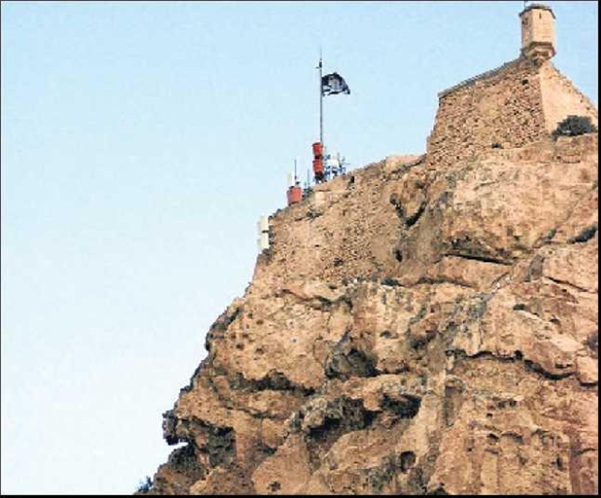 La bandera pirata ondea en el Castillo