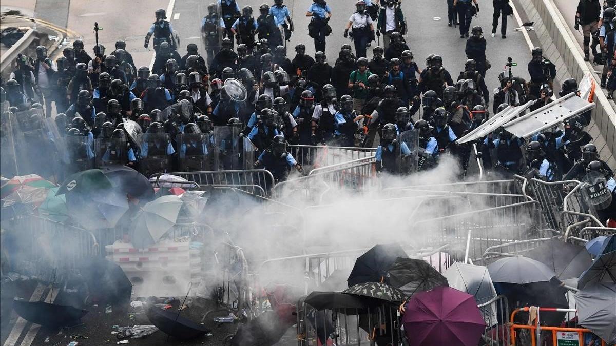 Policía y manifestantes se enfrentan en las calles de Hong Kong.