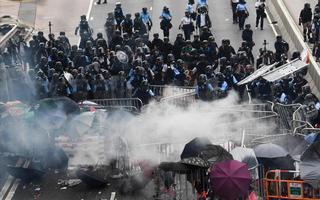 Policía y manifestantes se enfrentan en las calles de Hong Kong