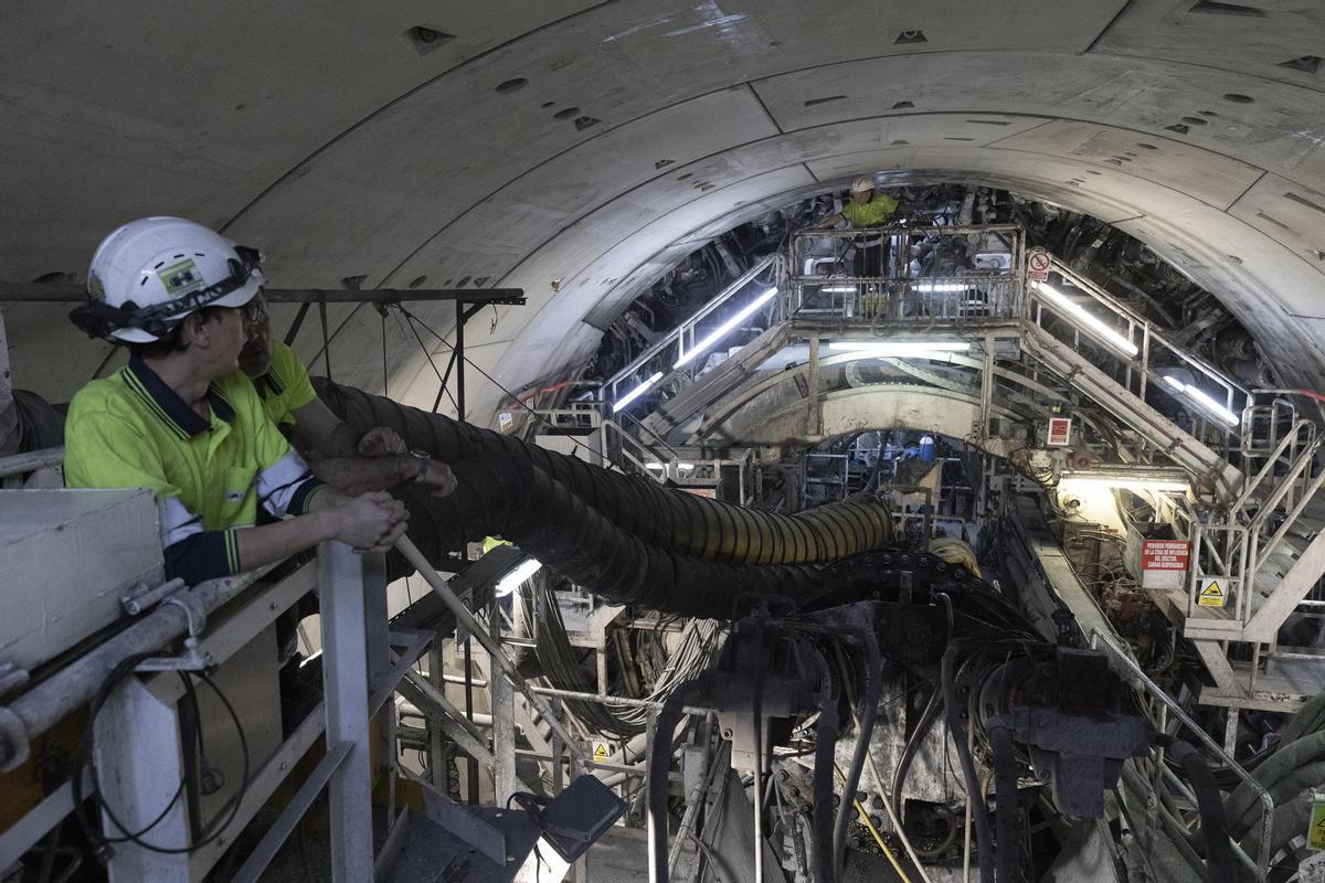 Los trabajadores preparan las dovelas del arco del túnel que se está construyendo con la tuneladora de la L9 del metro.