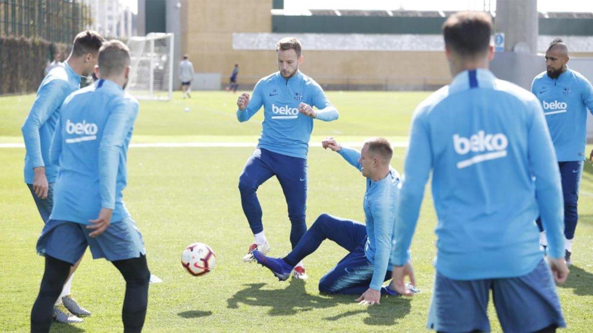 El primer equipo se entrenó este jueves en la Ciutat Esportiva