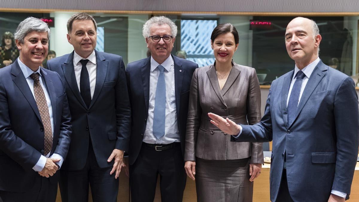 El Comisario europeo de Asuntos Económicos, Pierre Moscovici (derecha), con el nuevo presidente del Eurogrupo, Mario Centeno (izquierda) junto al ministro de Finanzas eslovaco, Peter Kazimir; Luxemburgo, Pierre Gramegna, y Letonia, Dana Reizniece-Ozo