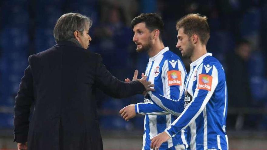 Natxo González saluda a Cartabia y a Borja Valle al finalizar el partido contra el Lugo.