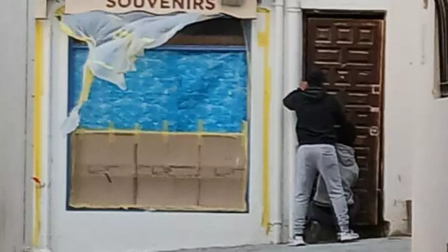 Así cambian unos okupas la puerta de una casa en Sant Antoni