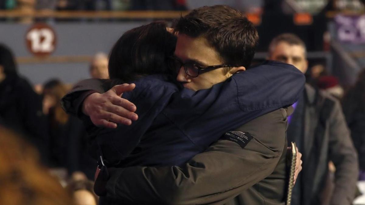 Iglesias y Errejón se abrazan durante la asamblea ciudadana de Vistalegre.