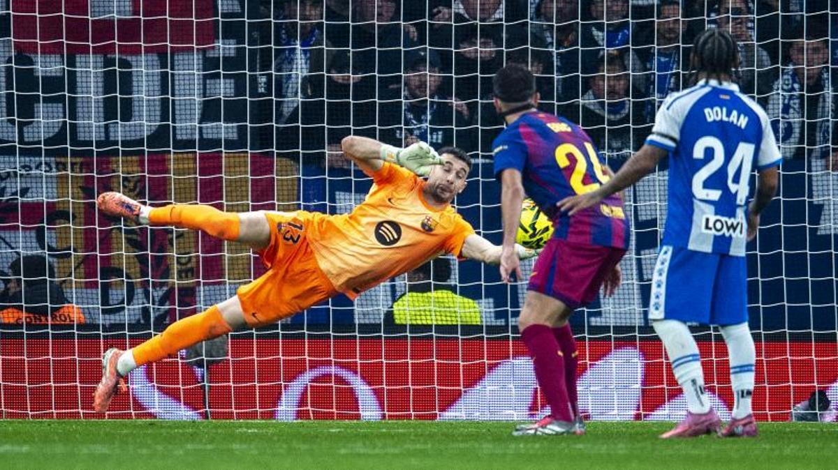 Parada de Joan García durante el derbi de anoche