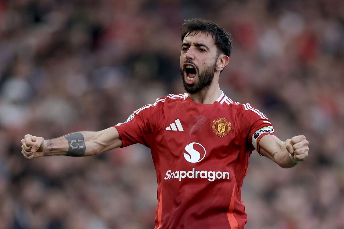 MANCHESTER (United Kingdom), 09/03/2025.- Bruno Fernandes of Manchester Untited celebrates after scoring the 1-0 goal during the English Premier League match between Manchester United and Arsenal FC, in Manchester, Britain, 09 March 2025. (Reino Unido) EFE/EPA/ADAM VAUGHAN EDITORIAL USE ONLY. No use with unauthorized audio, video, data, fixture lists, club/league logos, 'live' services or NFTs. Online in-match use limited to 120 images, no video emulation. No use in betting, games or single club/league/player publications.