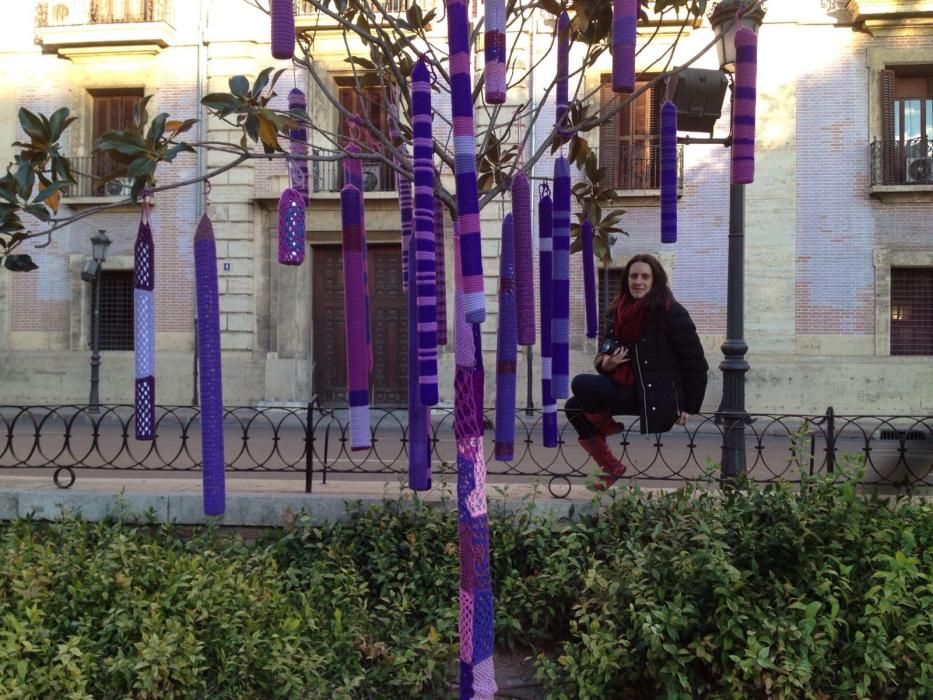 Los árboles y los bancos del Parterre decorados con lana