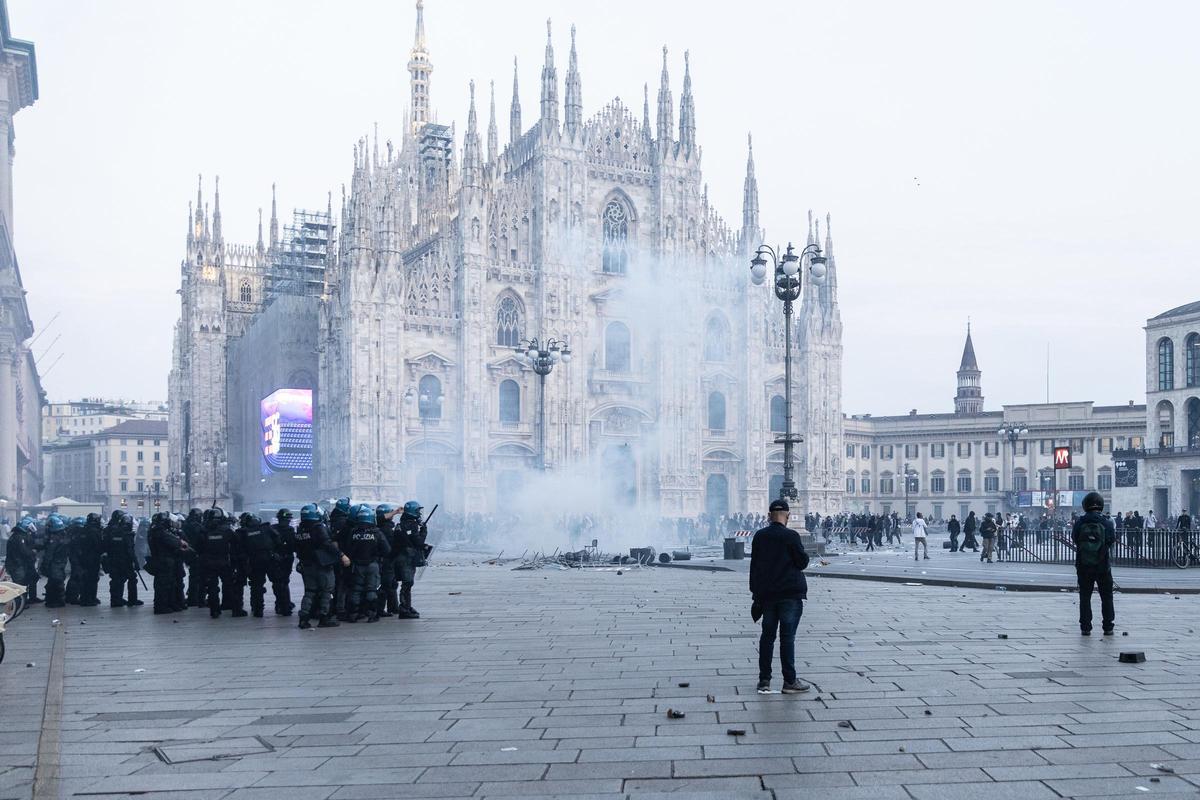 Enfrentamientos entre jóvenes manifestantes y las fuerzas del orden en la Plaza del Duomo de Milán, Italia