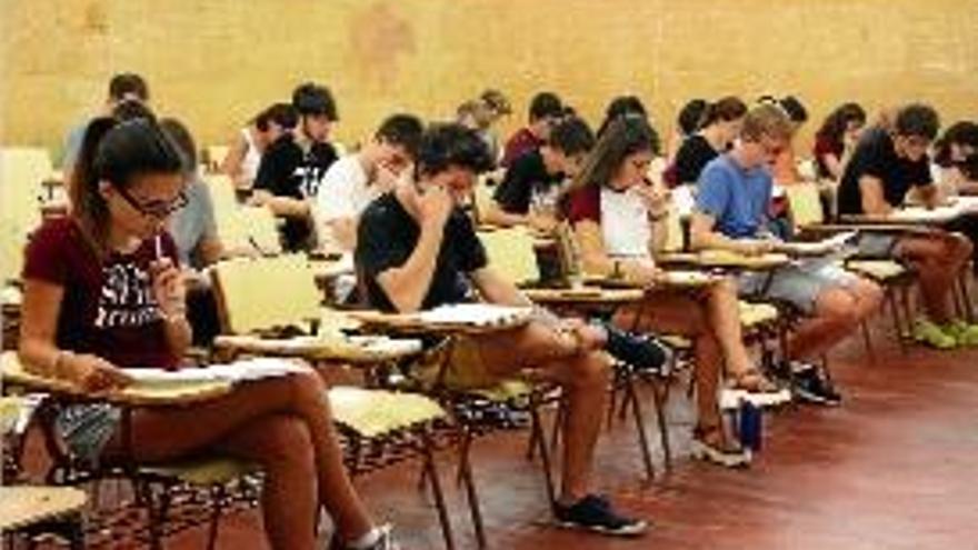 Un grup d&#039;alumnes examinant-se de la selectivitat al setembre.