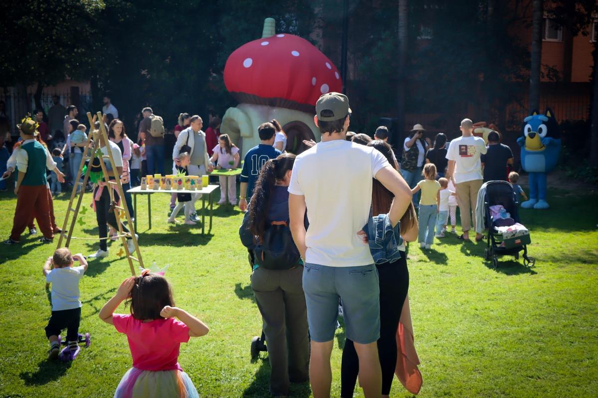 Los niños difrutan con las actividades infantiles.