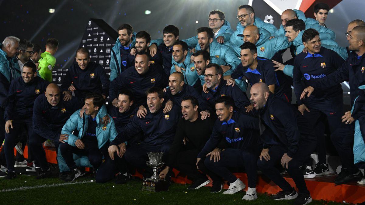 Xavi celebró con todo el 'staff' la Supercopa ganada la pasada temporada