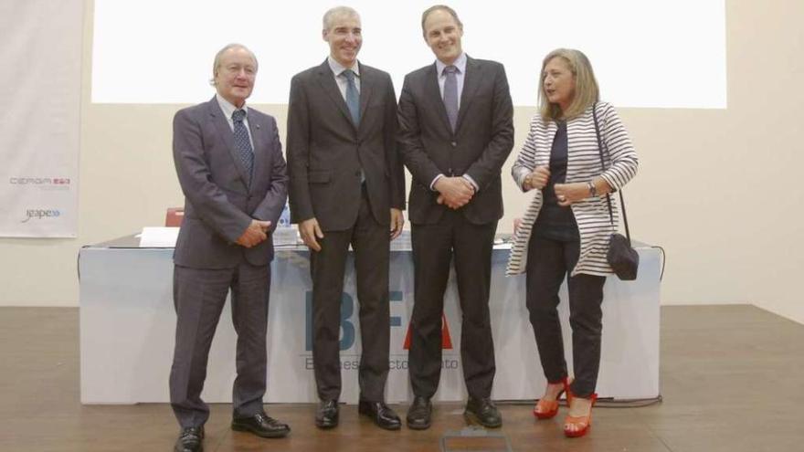 Martínez Covelo, Conde, Yann Martin y Teresa Pedrosa, ayer, tras el lanzamiento de la BFA. // José Lores