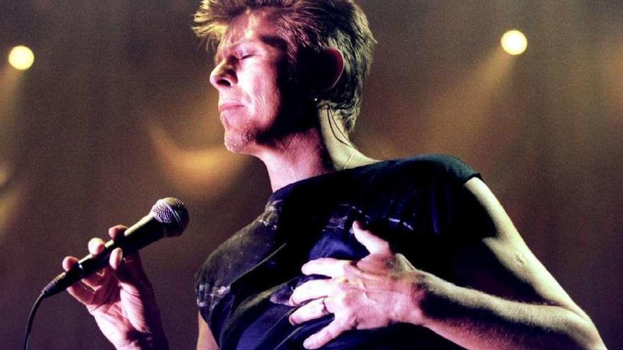 El cantante David Bowie durante una actuación.