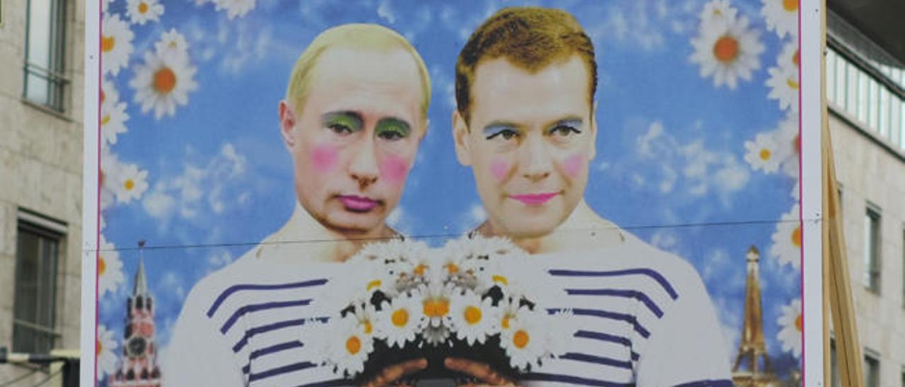 Un póster con Putin y Medvédev retratados como amantes.
