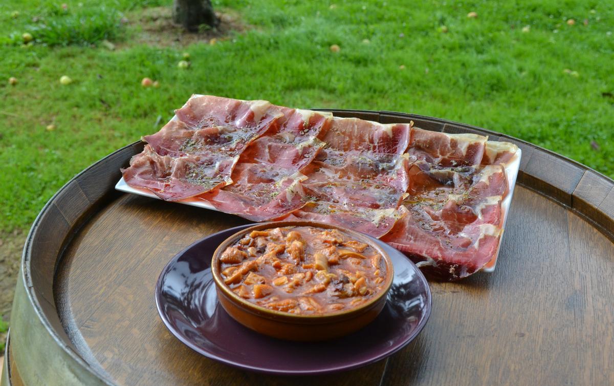 Cecina aliñada y callos caseros, en la terraza del llagar.