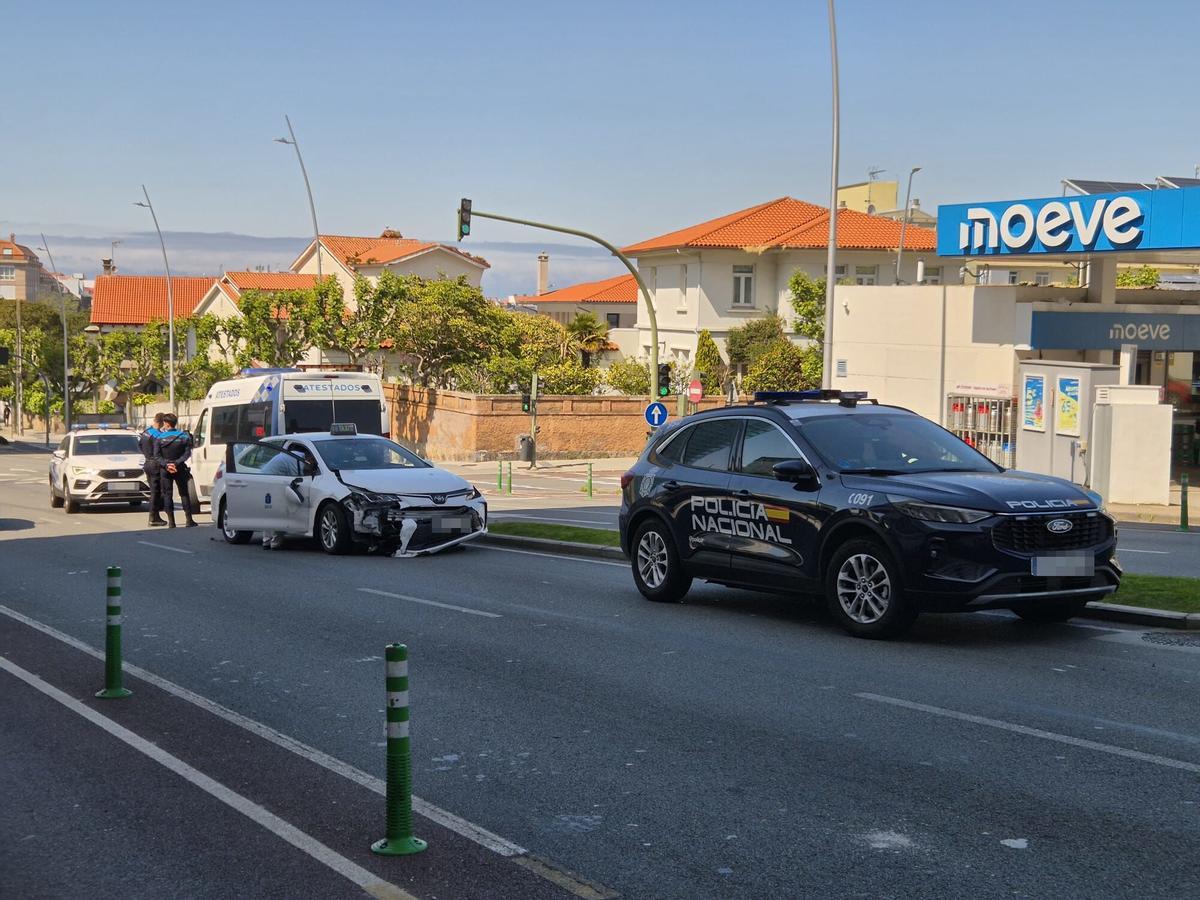 Accidente entre un taxi y un coche patrulla de la Policía Nacional