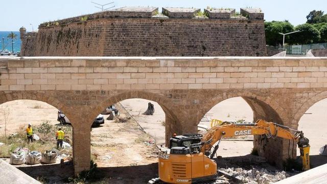 Retiran escombros acumulados bajo el puente del Baluard del Príncep