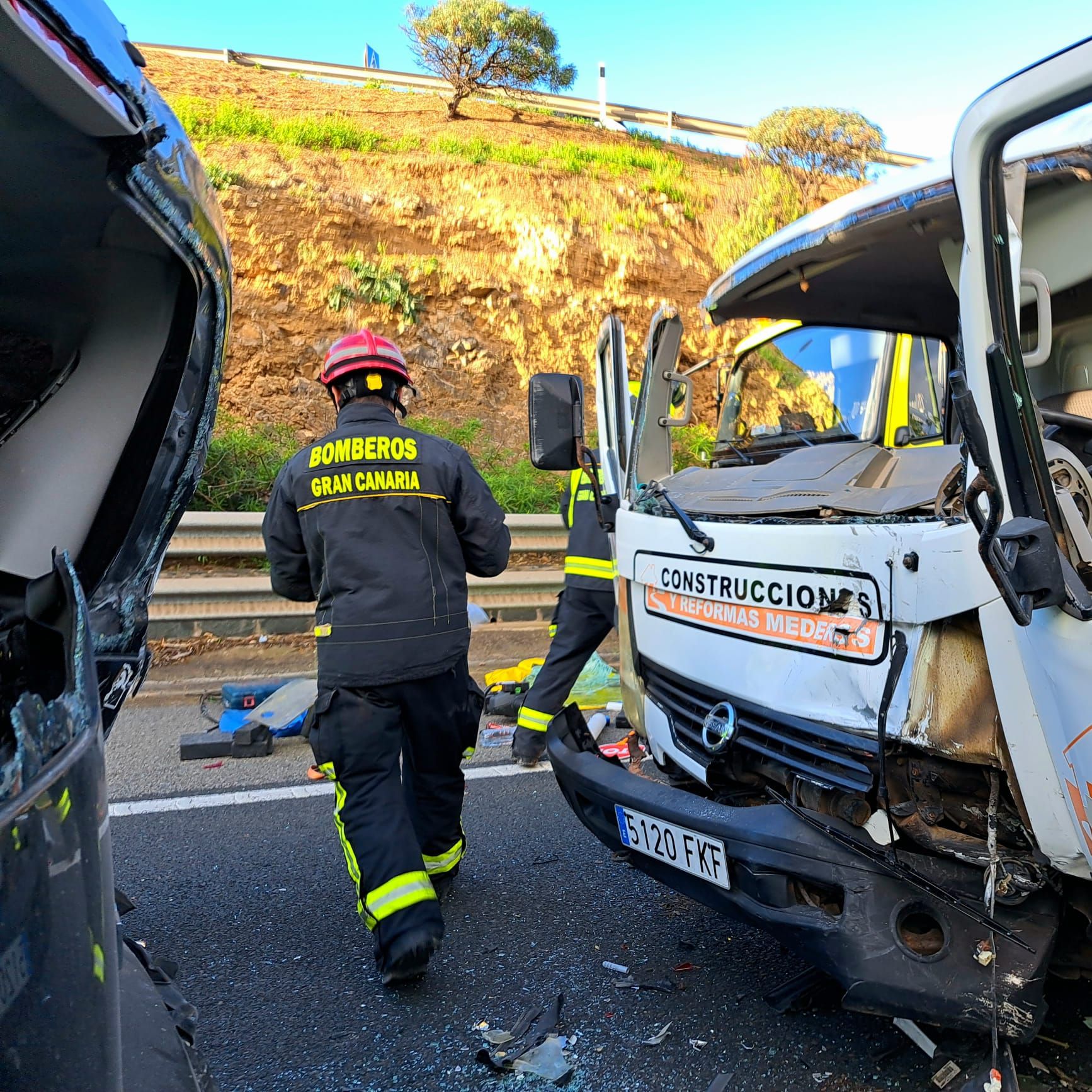 Liberan al conductor de un camión que quedó atrapado en un accidente múltiple en Guía