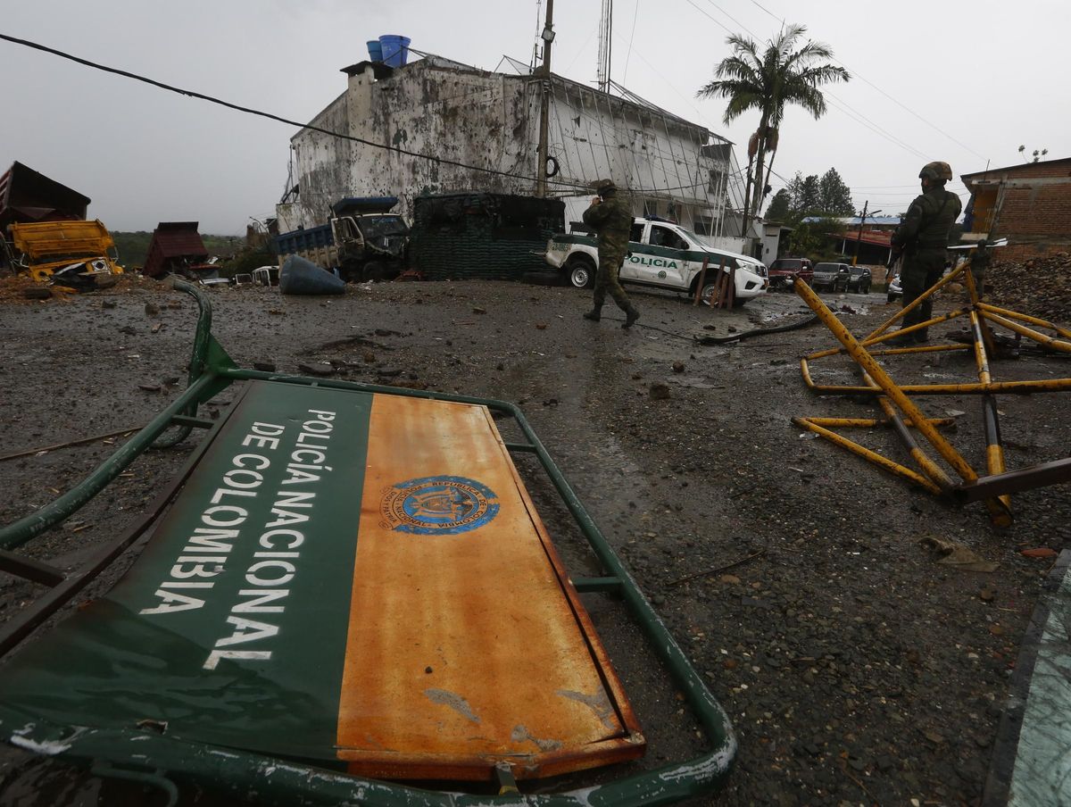 Militares que custodian una casa destruida frente a una estación de Policía que fue hostigada por disidentes de las FARC en Morales, en el departamento de Cauca (Colombia). Militares que custodian una casa destruida frente a una estación de Policía que fue hostigada por disidentes de las FARC en Morales, en el departamento de Cauca (Colombia).