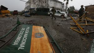 Militares que custodian una casa destruida frente a una estación de Policía que fue hostigada por disidentes de las FARC en Morales, en el departamento de Cauca (Colombia).