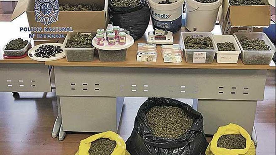 La marihuana, el hachís y el dinero intervenidos en la operación policial.