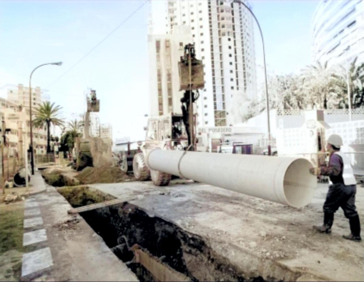 Obras de construcción del colector de aguas residuales de Benidorm en 2001.