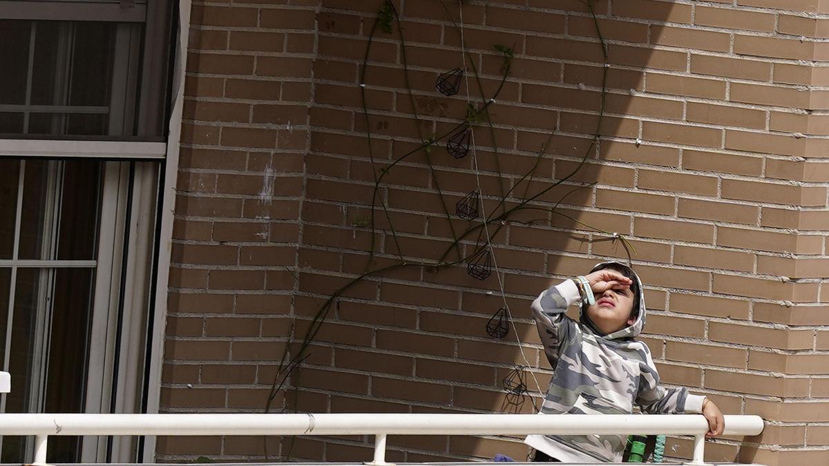 Un niño juega en el balcón de su casa e Madrid.