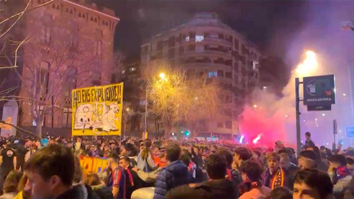 Concentración de aficionados del Barça en las inmediaciones del Camp Nou horas antes del clásico